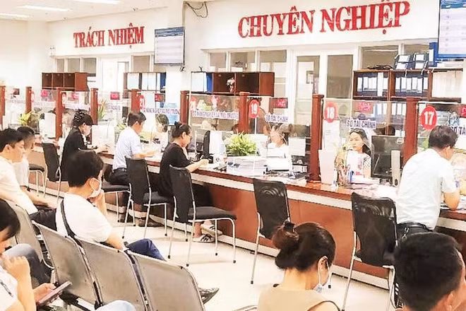 Đông đảo người dân và doanh nghiệp đến làm thủ tục hành chính tại Trung tâm hành chính công thuộc Ủy ban nhân dân thành phố Đà Nẵng.