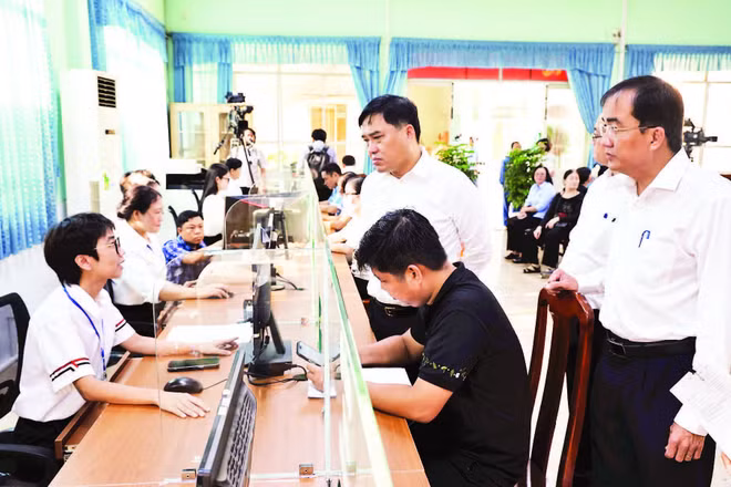 Lãnh đạo phường Trấn Biên (tỉnh Đồng Nai) kiểm tra hoạt động Trung tâm Phục vụ hành chính công phường.