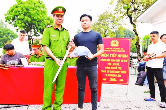 Công an tỉnh Đồng Nai triển khai mô hình “Đổi vũ khí, vật liệu nổ, công cụ hỗ trợ và pháo lấy phiếu khám, chữa bệnh, tặng nón bảo hiểm” tại Công an phường Long Bình.