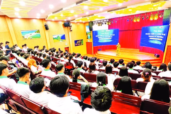Đại diện Phòng Cảnh sát hình sự, Công an Thành phố Hồ Chí Minh chia sẻ về các kỹ năng phòng chống tin giả, lừa đảo trực tuyến.