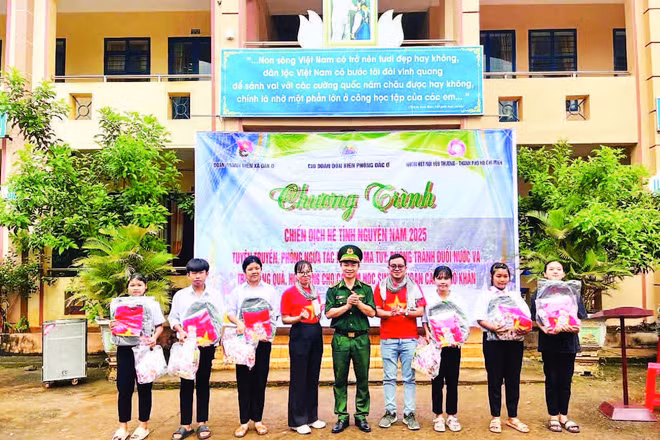 Đoàn Thanh niên Đồn Biên phòng Đắk Ơ phối hợp các đơn vị trao quà tặng các em học sinh trên địa bàn xã Đắk Ơ, tỉnh Đồng Nai.
