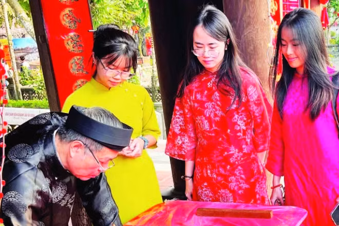 Các bạn trẻ "xin chữ" đầu xuân ở Lễ hội Văn miếu Mao Điền.