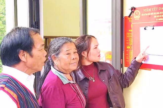 Cử tri bản Hôi Rấy, xã Trường Sơn, tỉnh Quảng Trị xem danh sách cử tri trước khi bỏ phiếu.