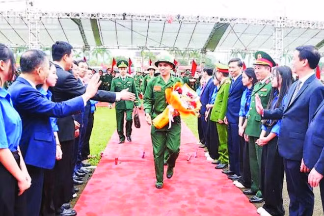 Các tân binh ở Hà Tĩnh nhập ngũ. (Ảnh NGÔ TUẤN)