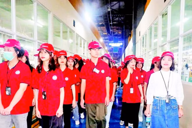 Học sinh của trường tham quan nhà máy Honda Việt Nam tại Phúc Yên.