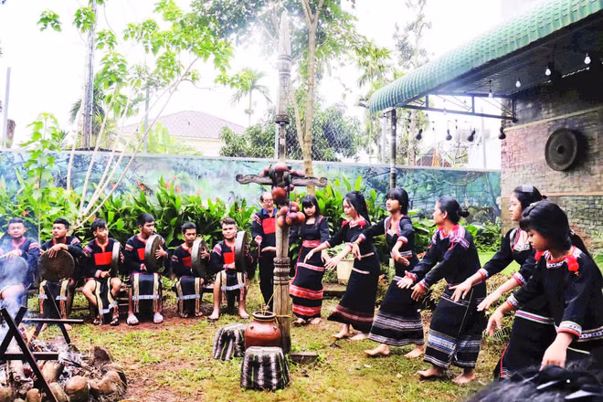 Một buổi biểu diễn văn nghệ kết hợp diễn tấu cồng chiêng của đội chiêng trẻ buôn Tơng Jú, phường Ea Kao.