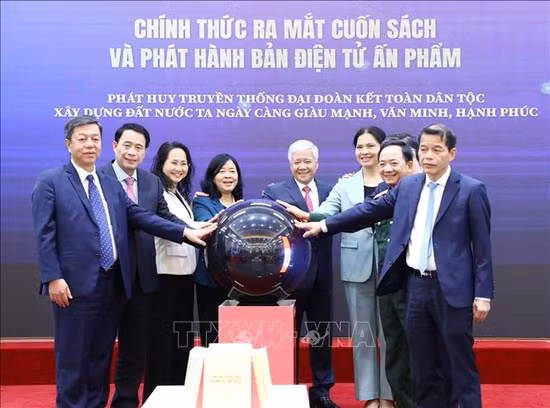 Các đồng chí lãnh đạo Đảng, Nhà nước, Mặt trận Tổ quốc Việt Nam thực hiện nghi thức bấm nút ra mắt cuốn sách về Đại đoàn kết toàn dân tộc của Tổng Bí thư Nguyễn Phú Trọng. Ảnh: Minh Đức/TTXVN