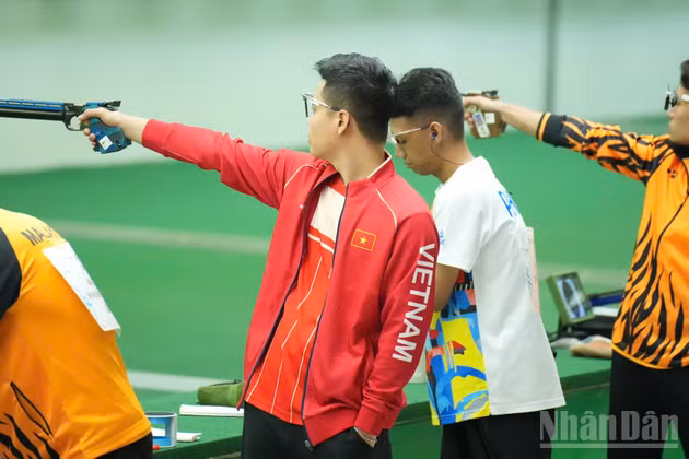 Xạ thủ Phạm Quang Huy cùng các đồng đội sẽ tranh tài ở nội dung 25m súng ngắn nhanh nam đồng đội. (Ảnh: HOÀNG MINH)