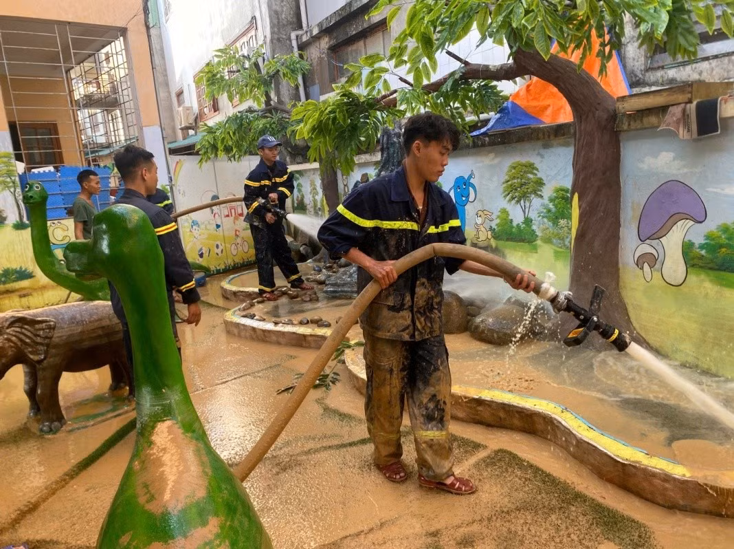 can-bo-chien-si-cong-an-lang-son-phoi-hop-voi-cac-luc-luong-doan-the-don-ve-sinh-tai-cac-dia-ban-bi-ngap-lut-ngay-khi-nuoc-rut.jpg