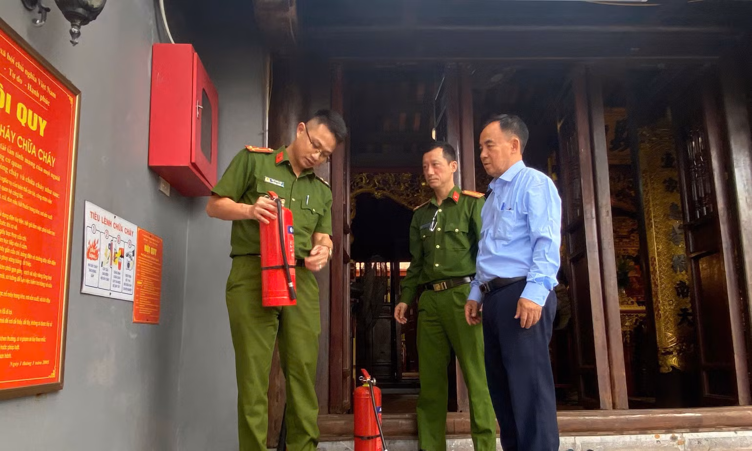 cong-an-phuong-hong-gai-huong-dan-kiem-tra-su-dung-binh-chua-chay-cho-co-so.jpg