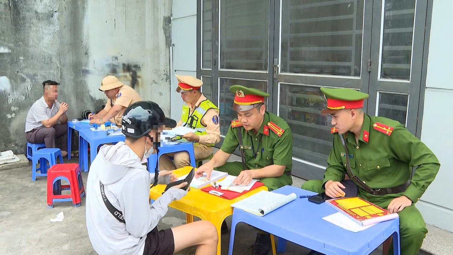 cong-an-phuong-hong-gai-phoi-hop-bao-dam-trat-tu-an-toan-giao-thong-tren-dia-ban.jpg