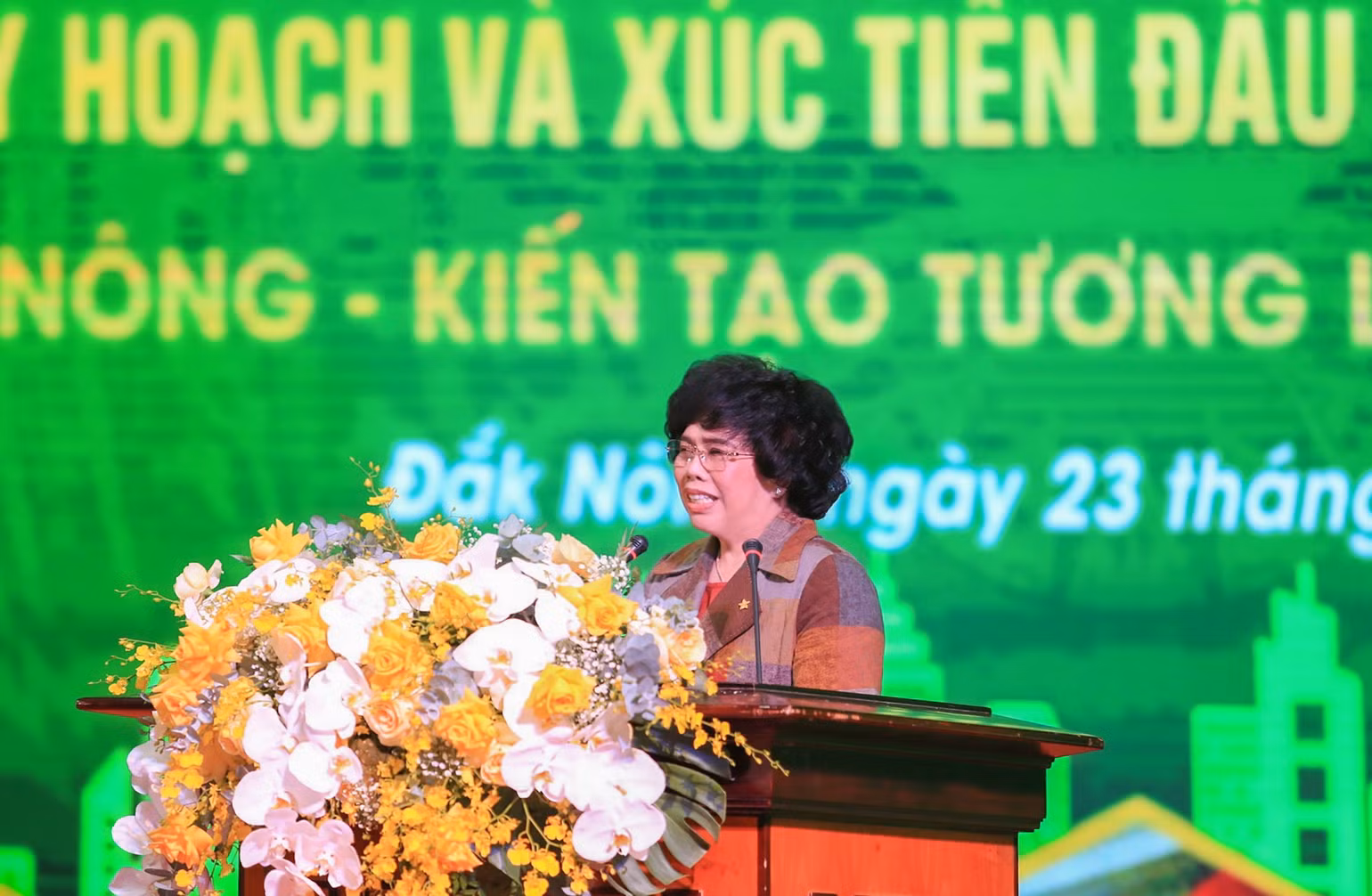 anh-hung-lao-dong-nha-sang-lap-tao-doan-th-thai-huong.jpg