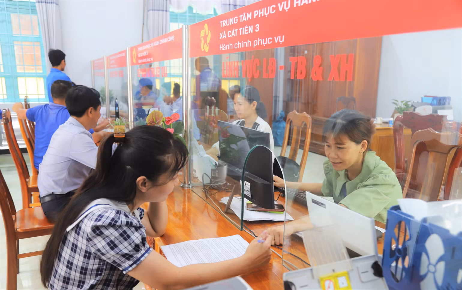 anh-1-can-bo-cong-chuc-lam-viec-tai-trung-tam-phuc-vu-hanh-chinh-cong-xa-cat-tien-3-luon-tan-tinh-ho-tro-tu-van-va-lang-nghe-cac-y-kien-kien-nghi-cua-nguoi-dan-den-giai-quyet-tthc.jpg