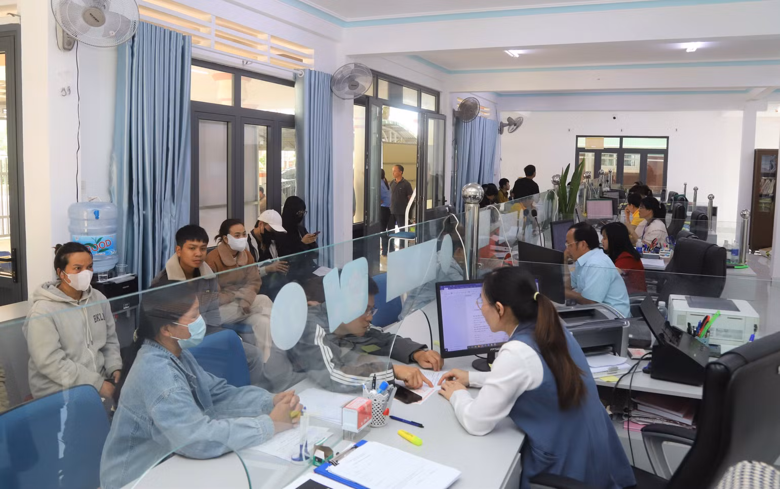 anh-10-nguoi-dan-den-giai-quyet-tthc-tai-trung-tam-phuc-vu-hanh-chinh-cong-xa-bao-lam-1.jpg