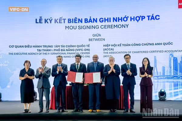Lễ ký kết biên bản ghi nhớ hợp tác giữa Cơ quan điều hành Trung tâm tài chính quốc tế Việt Nam tại thành phố Đà Nẵng và Hiệp hội Kế toán công chứng Anh Quốc (ACCA). (Ảnh: CÔNG VINH)