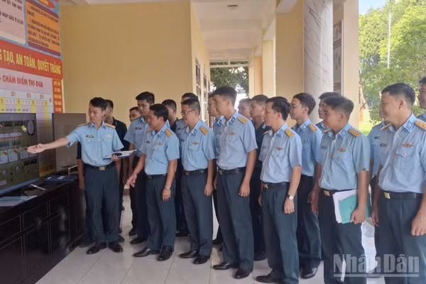 Lãnh đạo, chỉ huy Trung đoàn Tên lửa 282 tham quan các mô hình đổi mới sáng tạo. (Ảnh: THANH TỊNH)