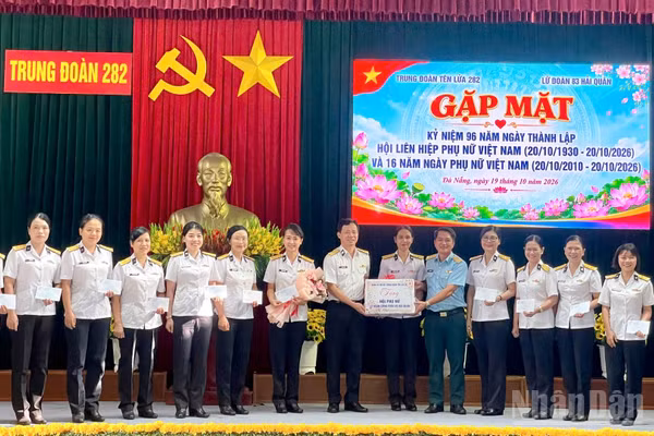 Lãnh đạo, chỉ huy hai đơn vị trao quà cho Hội Phụ nữ Lữ đoàn Công binh 83 Hải quân. (Ảnh: CÔNG TUẤN)
