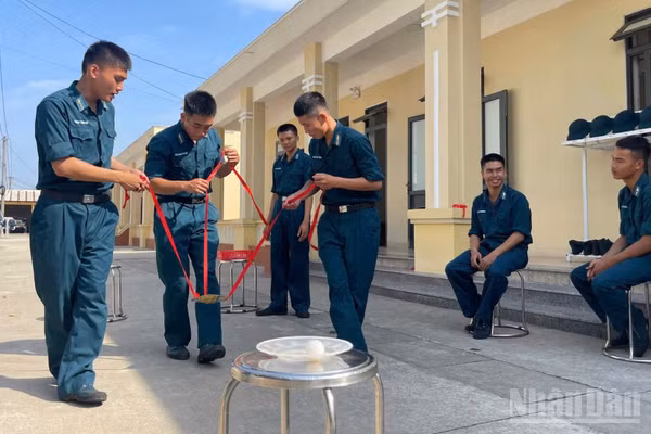 Tuổi trẻ Trung đoàn Tên lửa 282 tham gia các hoạt động chào mừng Cách mạng Tháng Tám và Quốc khánh 2/9 trong đơn vị. (Ảnh: CÔNG TUẤN)