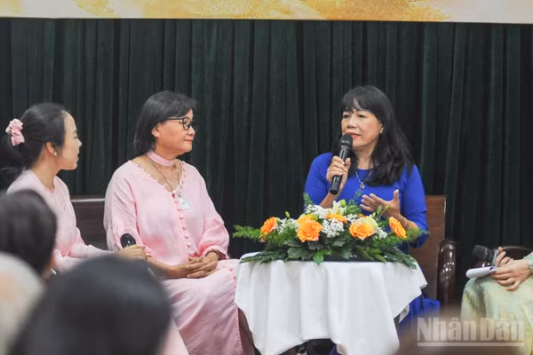 Các nữ văn nghệ sĩ thành phố Đà Nẵng chia sẻ tại hội nghị. (Ảnh: CÔNG VINH)