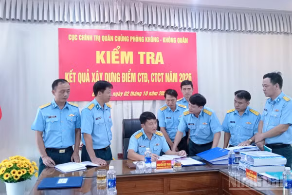 Đại tá Nguyễn Hữu Toàn, Phó Chủ nhiệm Chính trị Quân chủng Phòng không-Không quân kiểm tra hệ thống văn kiện công tác Đảng, công tác chính trị của Trung đoàn 282. (Ảnh: ĐỨC TRƯỜNG)