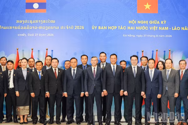 Đại biểu hai nước chụp hình lưu niệm. (Ảnh: CÔNG VINH)