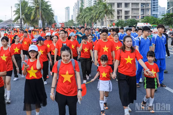 Người dân tham gia Chương trình đi bộ “Cùng Việt Nam tiến bước” năm 2025 trên địa bàn thành phố Đà Nẵng. (Ảnh: Công Vinh)