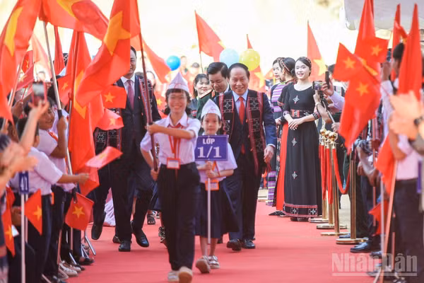 Phó Thủ tướng Lê Tiến Châu dự lễ khai giảng Trường phổ thông nội trú tiểu học và trung học cơ sở Tây Giang. (Ảnh: CÔNG VINH)