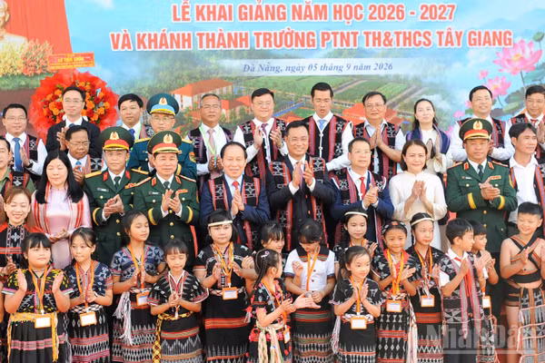 Phó Thủ tướng Lê Tiến Châu cùng các đại biểu chụp ảnh lưu niệm với thầy, trò Trường phổ thông nội trú Tiểu học và Trung học cơ sở Tây Giang. (Ảnh: CÔNG VINH)