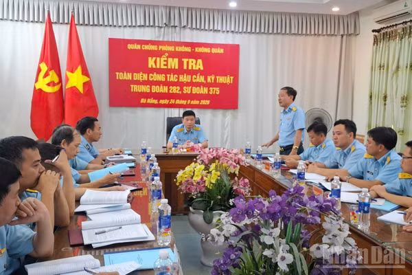 Đại tá Nguyễn Quang Luyến, Chủ nhiệm Hậu cần-Kỹ thuật Quân chủng Phòng không-Không quân, Trưởng đoàn kiểm tra nghe báo cáo tình hình. (Ảnh: VĂN THUẦN)