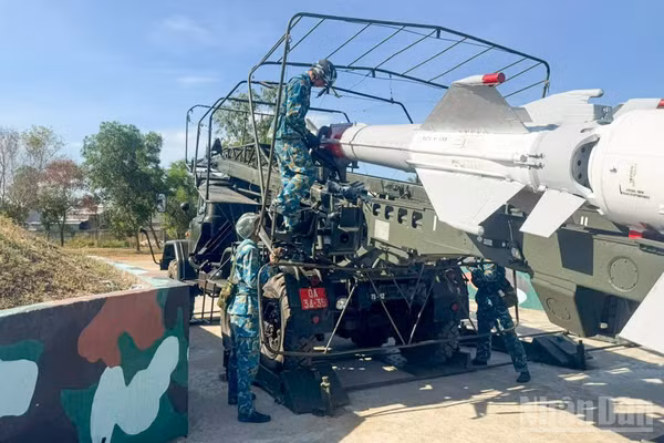 Kíp chiến đấu tiến hành nạp đạn tên lửa lên bệ phóng. (Ảnh: VĂN Ý)