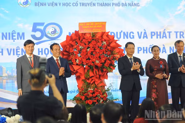 Lãnh đạo thành phố Đà Nẵng tặng hoa chúc mừng Bệnh viện nhân kỷ niệm 50 năm. (Ảnh: CÔNG VINH)