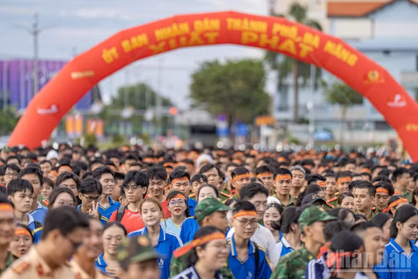 Cán bộ, chiến sĩ và người dân tham gia chương trình "Cùng Việt Nam tiến bước" trên địa bàn thành phố Đà Nẵng. (Ảnh: LÂM PHAN)