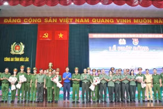 Công an tỉnh Đắk Lắk ra mắt Đội hình tình nguyện hỗ trợ vận hành mô hình chính quyền địa phương 2 cấp. (Ảnh: TUẤN HẢI)