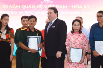Đại sứ Hoa Kỳ tại Việt Nam Marc Knapper trao trả bản in cuốn sổ ghi chép của Chính trị viên Lê Thanh Hải cho Ban liên lạc Đoàn công tác chính sách Sư đoàn 308.