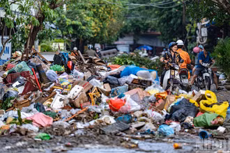Theo ông Trần Minh Hoàng, Giám đốc Công ty cổ phần Môi trường và Đô thị Phú Yên, ngay sau khi nước rút, 400 công nhân của công ty đã làm việc liên tục, cơ bản giải quyết 6.000 tấn bùn và 1.500 tấn rác cồng kềnh.