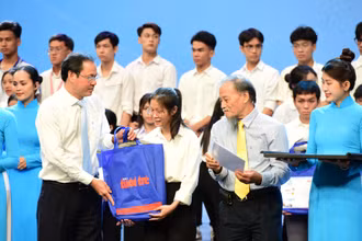 “Tiếp sức đến trường” học bổng khởi hành từ những người làm báo 