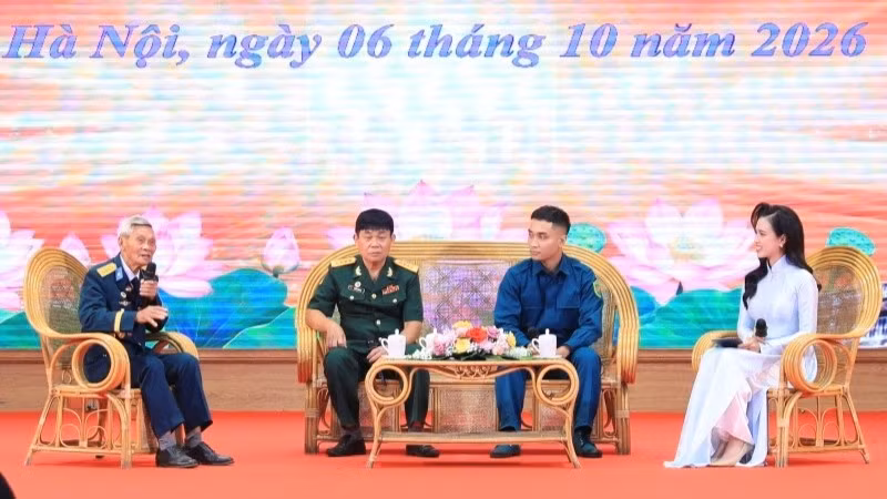 Các đại biểu giao lưu tại chương trình. (Ảnh: NGỌC HOA)