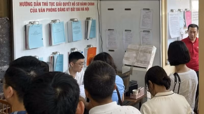 Người dân làm thủ tục hành chính về đất đai. 