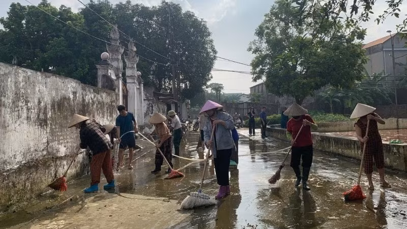 Người dân dọn dẹp sau lũ. 