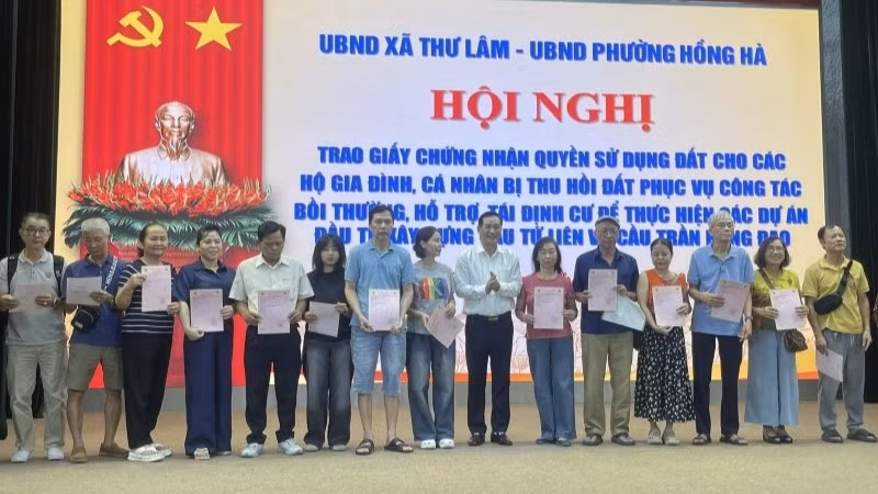 Các hộ dân phường Hồng Hà nhận giấy chứng nhận quyền sử dụng đất. 