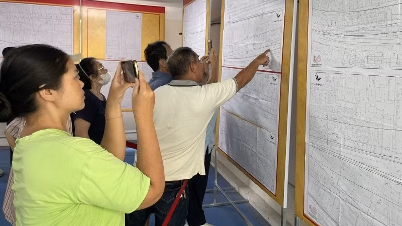 Đông đảo người dân phường Hồng Hà tìm hiểu quy hoạch. 