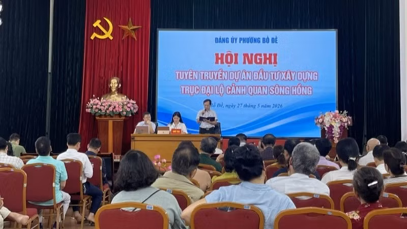 Lãnh đạo phường Bồ Đề trao đổi với người dân về dự án Trục Đại lộ cảnh quan sông Hồng. 
