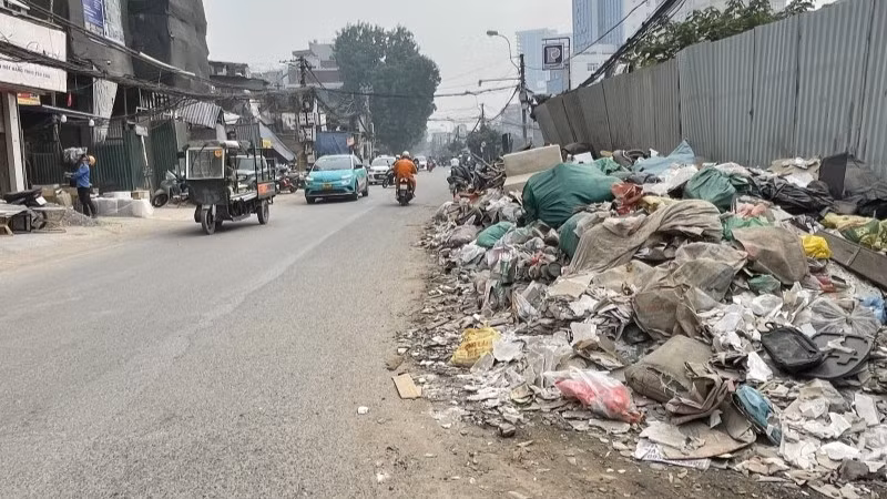 Phế thải xây dựng, rác thải trên đường La Thành không được xử lý, gây bụi, ô nhiễm không khí. 