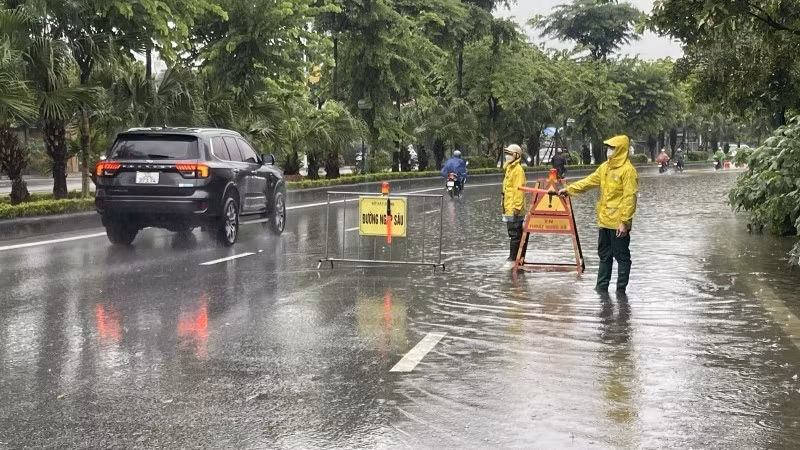 Điểm ngập tại đường Cổ Linh, phường Long Biên. 