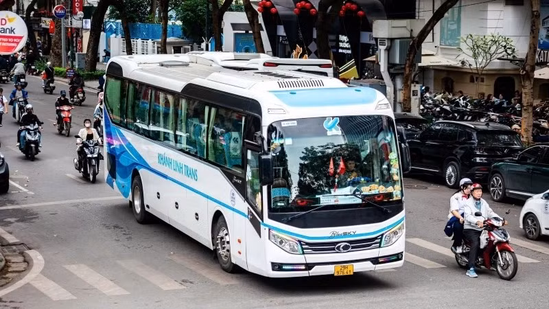 Xe kinh doanh vận tải hành khách theo hợp đồng hoạt động tại Hà Nội. 