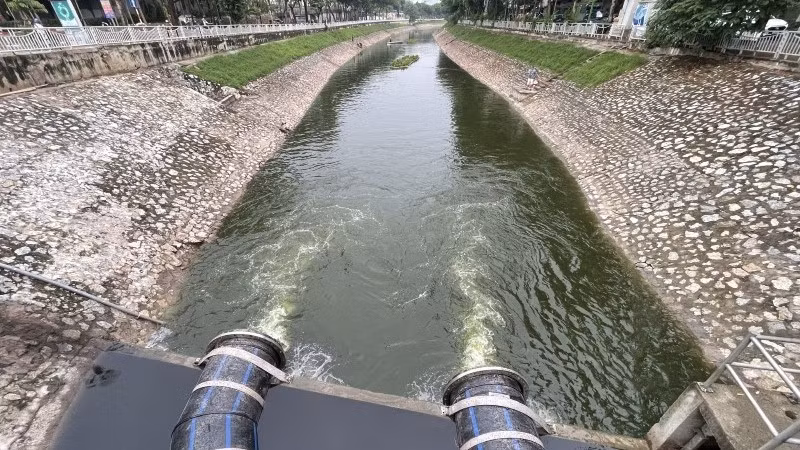 Ban Quản lý dự án đầu tư xây dựng công trình hạ tầng kỹ thuật và nông nghiệp Hà Nội phối hợp các đơn vị liên quan bắt đầu dẫn nước từ Hồ Tây về sông Tô Lịch.
