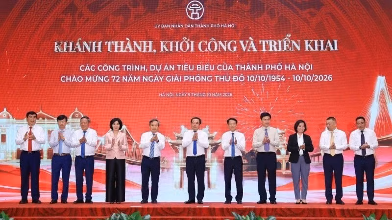 Lãnh đạo thành phố Hà Nội và đại diện nhà đầu tư tham dự Lễ công bố danh mục dự án, khánh thành, khởi công và triển khai thực hiện. (Ảnh: Văn Thành)