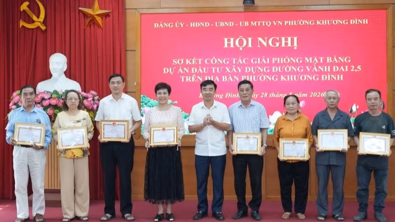 Phường Khương Đình khen thưởng các cá nhân có nhiều đóng góp trong công tác giải phóng mặt bằng. 