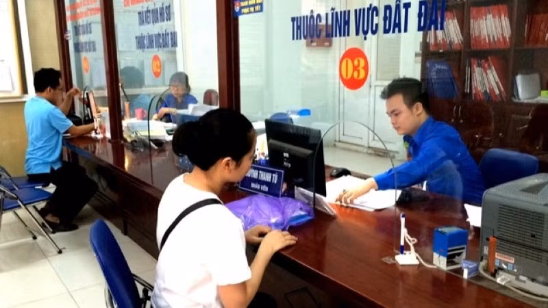 Người dân giải quyết thủ tục đất đai. 