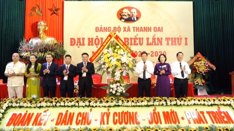 Phó Chủ tịch Ủy ban nhân dân thành phố Hà Nội Dương Đức Tuấn tặng hoa chúc mừng Đại hội Đảng bộ xã Thanh Oai. 